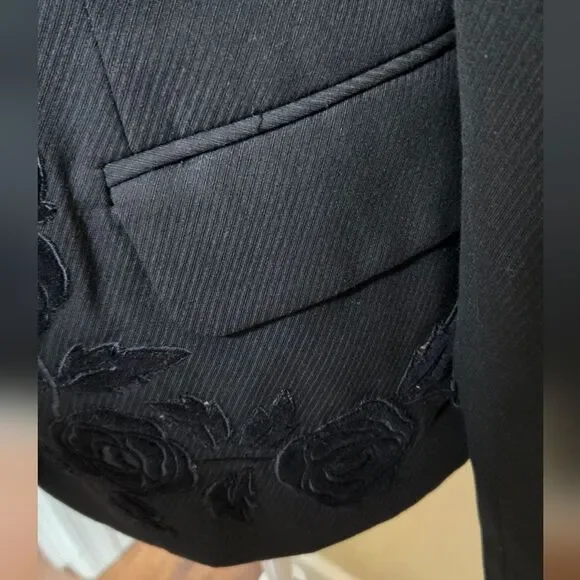 Chic Black Blazer w/Velvet Floral Designs. M/10 - Picture 6 of 7